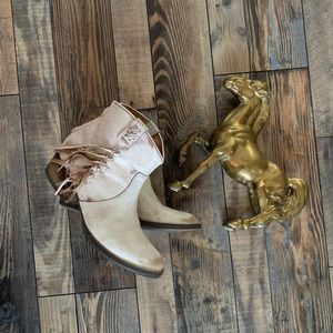 Very Volatile Look Out Western fringe Boot Sz 9